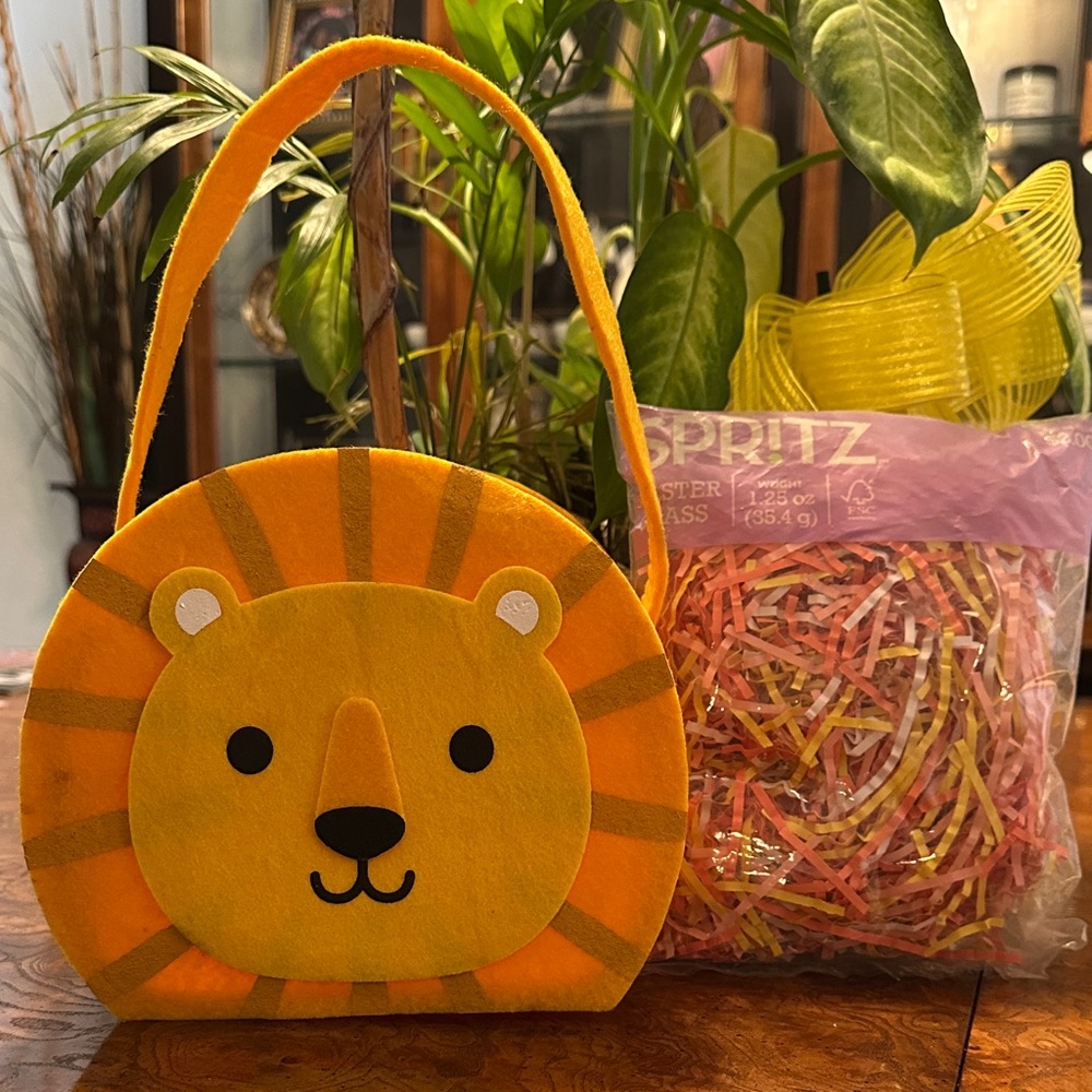 Cute Lion Felt Bag for Easter including Easter grass